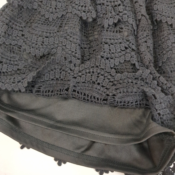 LA Class Cathleen Crochet Womans Black Shorts , NWT , Size - M - Picture 6 of 6